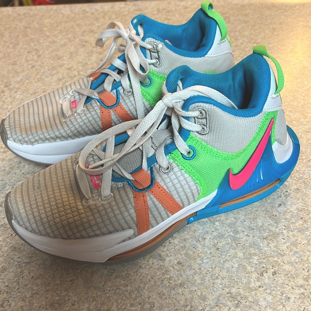 Nike LeBron Witness 7 HO 22 Basketball Shoes Size 6